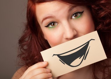 kağıt çizim komik smiley ile tutarak mutlu sevimli kız 