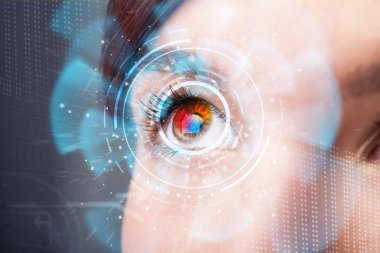 Siber teknoloji göz paneli konsepti ile gelecekteki kadın