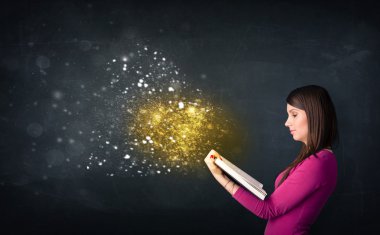 Genç Bayan büyülü kitap okuma