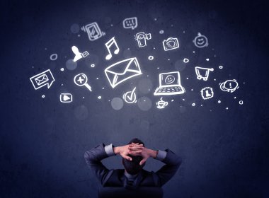 Kafasında multimedya simgeleri olan bir iş adamı.