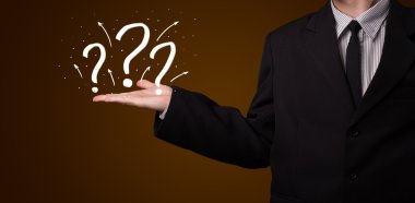 genç işadamı el sunan soru işaretleri çizilmiş