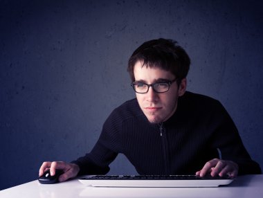 Hacker mavi arkaplanda klavye ile çalışıyor