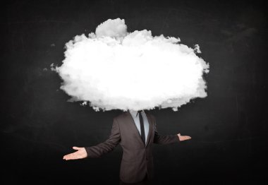 Kafasında beyaz bulutlar olan bir iş adamı.