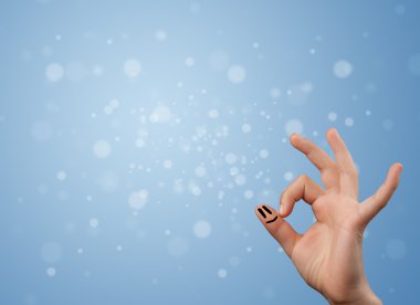 Boş mavi bokeh arkaplan ile mutlu parmak gülümsemeleri