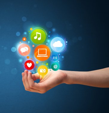 bir kadının elinde Multimedya simgeler