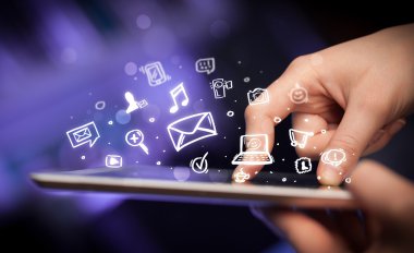 Tablet bilgisayarı üzerinde parmak işareti, sosyal medya kavramı
