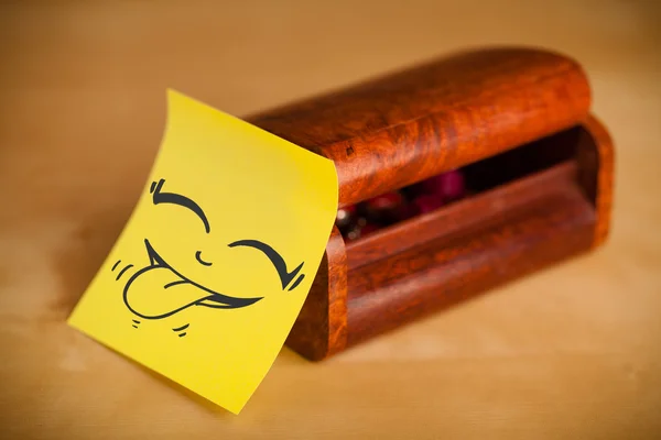 Post-it-Zettel mit Smiley-Gesicht auf Schmuckschatulle geklebt — Stockfoto