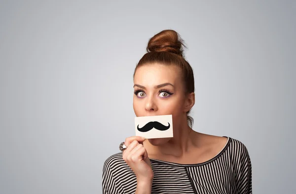 Feliz linda chica sosteniendo papel con bigote dibujo —  Fotos de Stock