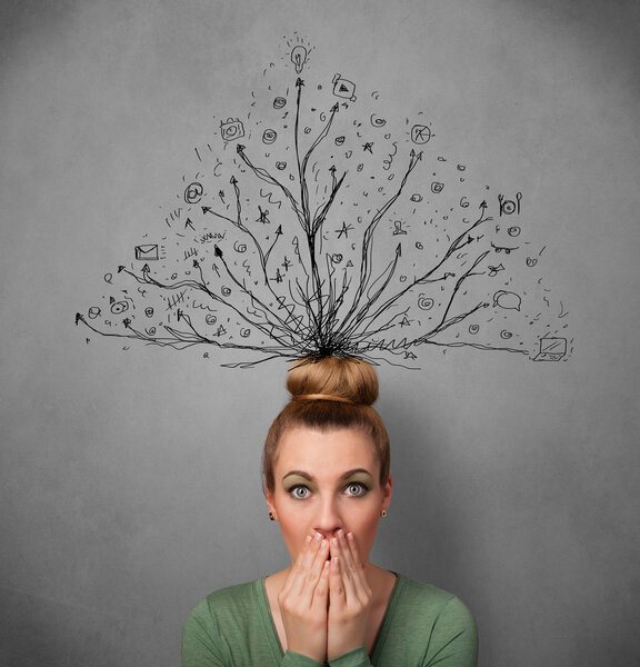 Молодая женщина с запутанными линиями, выходящими из ее головы
