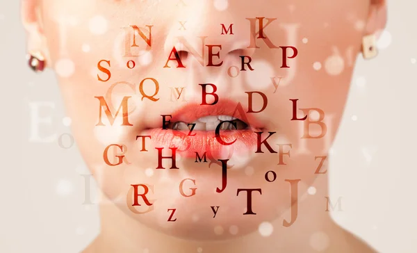 Mooi meisje lippen ademhaling lettertypen en tekens — Stockfoto