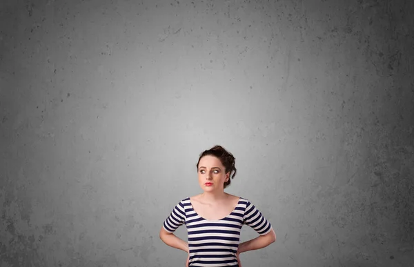 Ung kvinna gestikulerande med kopia utrymme — Stockfoto