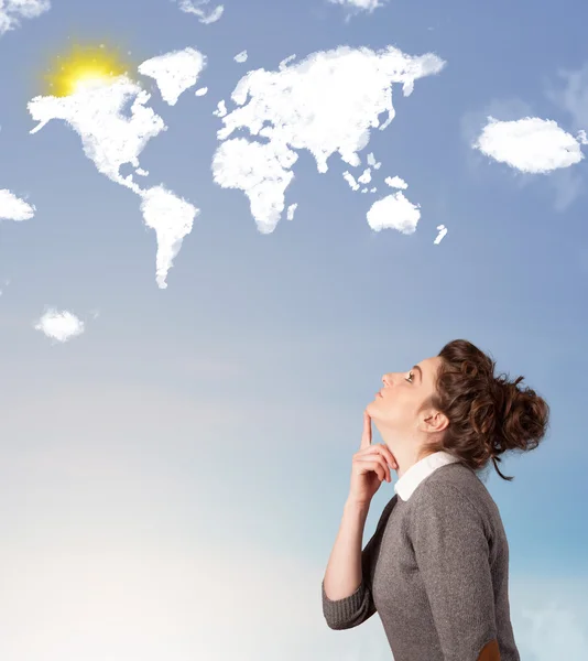 Menina olhando nuvens do mundo e sol no céu azul — Fotografia de Stock