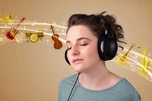 Mujer joven con auriculares escuchando música —  Fotos de Stock