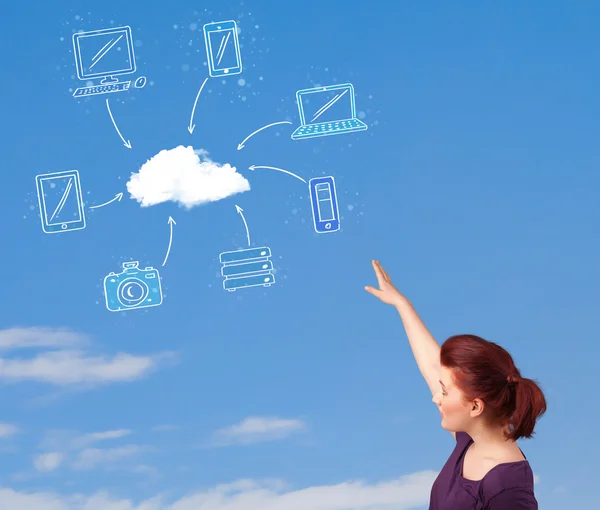 Menina casual olhando para o conceito de computação em nuvem no céu azul — Fotografia de Stock