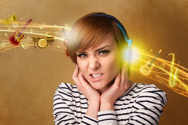 Young woman with headphones listening to music — Stock Photo, Image