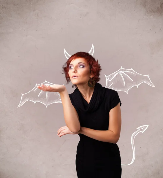 Ung flicka med djävulens horn och vingar ritning — Stockfoto