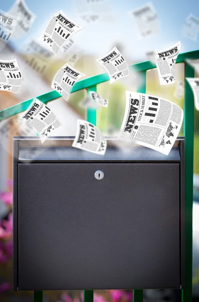 Boîte aux lettres avec journaux quotidiens volants — Photo