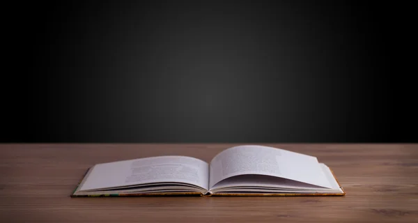 Open boek op houten dek — Stockfoto