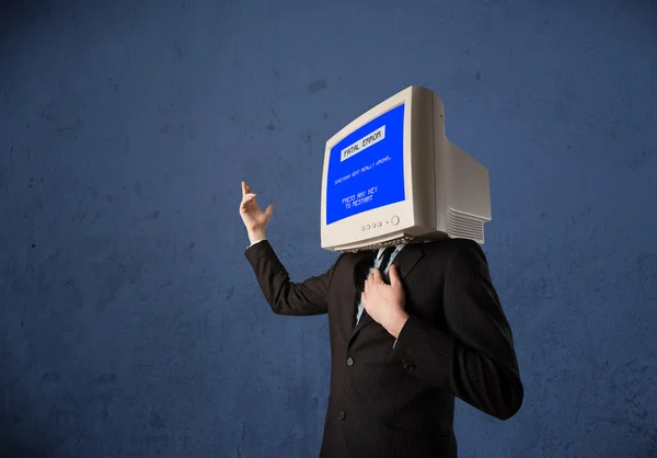 Человек с головкой монитора и фатальной ошибкой синий экран на ди — стоковое фото