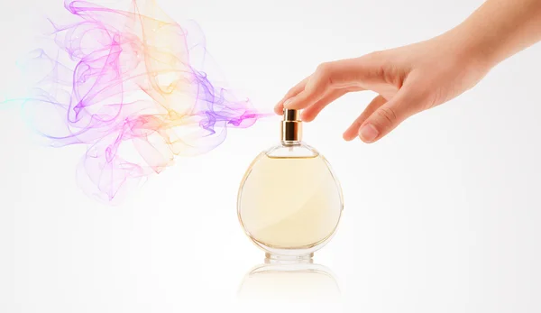 Kvinna händer sprutning parfym — Stockfoto
