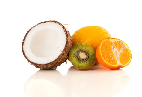Gesunde tropische Früchte auf weißem Hintergrund — Stockfoto