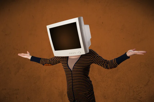 Dívka s monitorem na její hlavě a prázdné hnědá copyspace — Stock fotografie