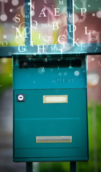 Buzón de correo con cartas que salen — Foto de Stock