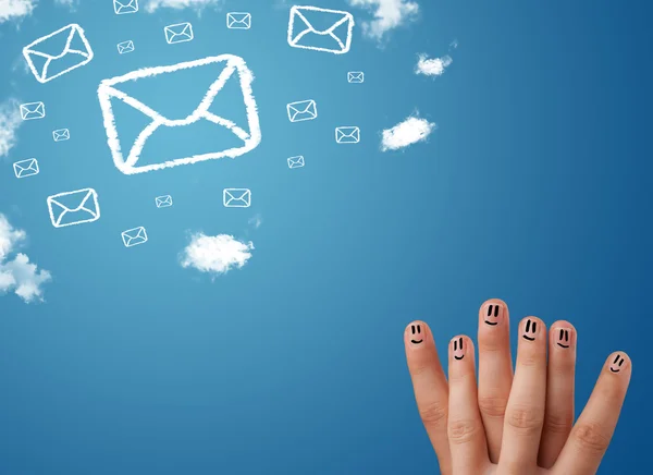 Счастливые улыбающиеся пальцы смотрят на иконки почты, сделанные из облаков — стоковое фото