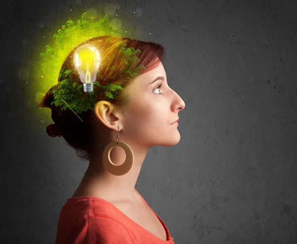 Νεαρό μυαλό σκέψης ενέργειας πράσινη eco με λάμπα — Φωτογραφία Αρχείου