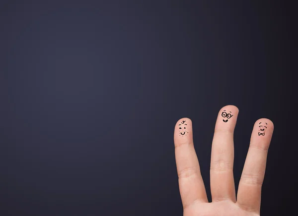 Glückliche Smiley-Finger beim Blick auf die leere Wand — Stockfoto