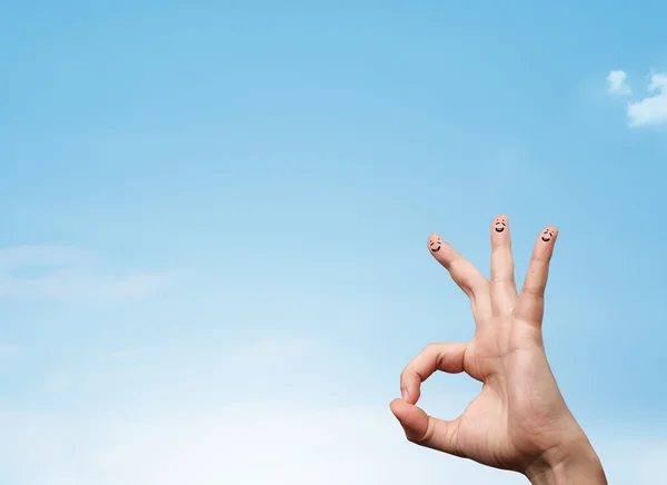 Feliz sonrisa dedos mirando claro azul cielo copyspace — Foto de Stock