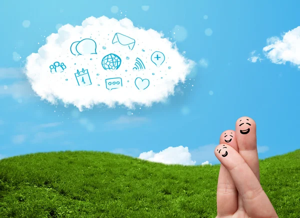 Glückliche Smiley-Finger, die auf Wolke mit blauen sozialen Symbolen schauen und — Stockfoto