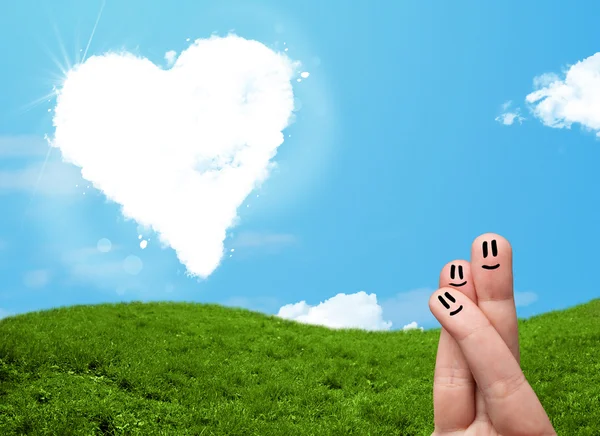 Šťastné usměvavé prsty při pohledu na mrak ve tvaru srdce — Stock fotografie