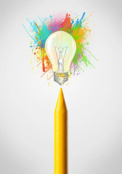 Crayon gros plan avec éclaboussures de peinture colorée et ampoule — Photo