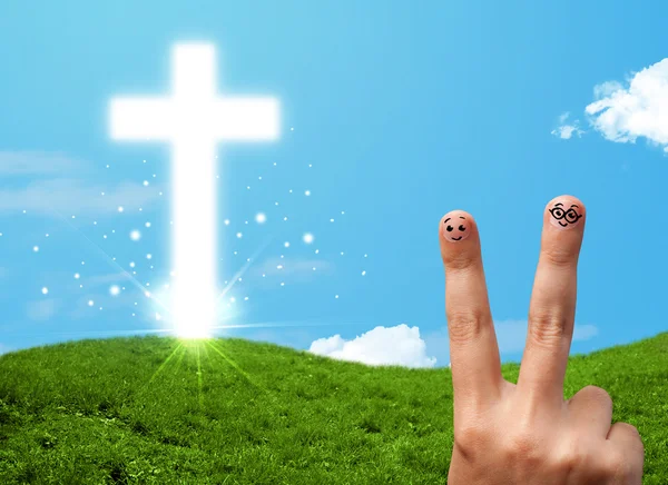 Lykkelige fingersmil med kristen religion i kors – stockfoto