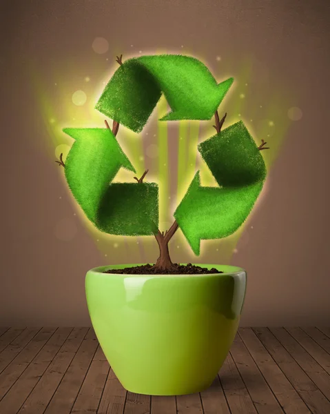 Sinal de reciclagem crescendo fora do vaso de plantas — Fotografia de Stock