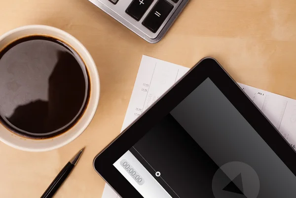 Tablet pc üzerinde medya oynatıcı bir fincan kahve ile ekranda gösterilen — Stok fotoğraf