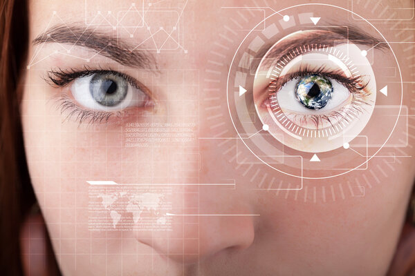 Кибер-девушка с технологичным взглядом