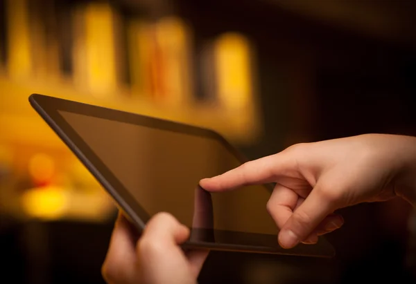 Dedo apuntando en la tableta PC con el espacio vacío — Foto de Stock