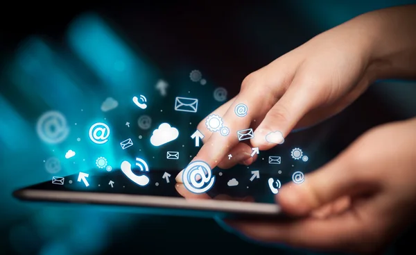 Mano tocando la tableta PC, concepto de redes sociales — Foto de Stock