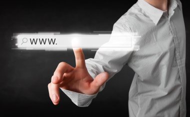 Genç işadamı www işareti ile web tarayıcı adres çubuğuna dokunuyor