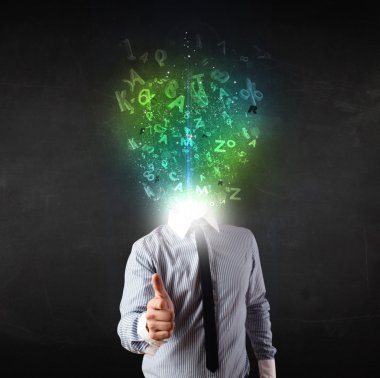 Kafasında parlak harfler olan bir iş adamı.