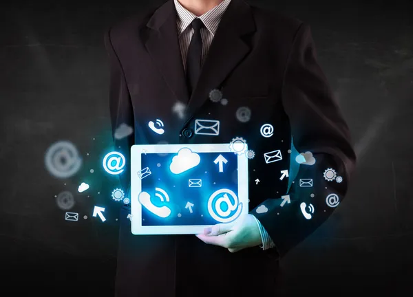 파란색 기술 아이콘과 기호가 있는 태블릿을 들고 있는 사람 — 스톡 사진