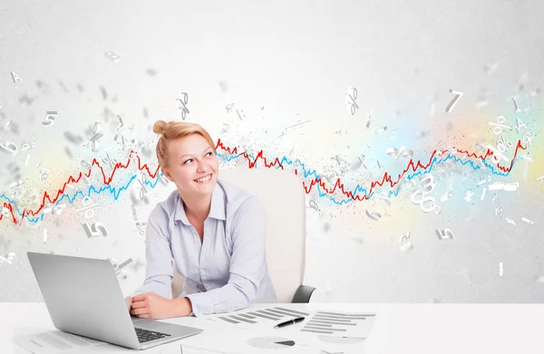 Mulher de negócios sentada à mesa com gráfico do mercado de ações — Fotografia de Stock