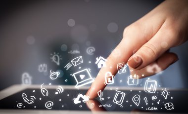 Tablet bilgisayarı üzerinde parmak işareti, sosyal medya kavramı