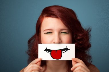 komik smiley ile kart tutan mutlu güzel kadın
