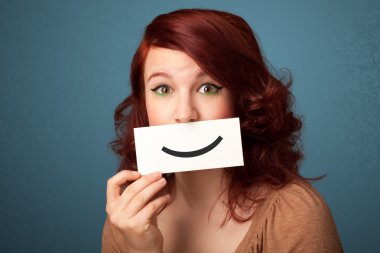 komik smiley ile kart tutan mutlu güzel kadın