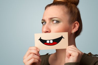komik smiley ile kart tutan mutlu güzel kadın