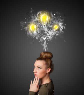 duman ve başının üstünde lightbulbs düşünceli kadınla