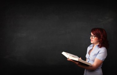 genç bayan bir kitap okuma
